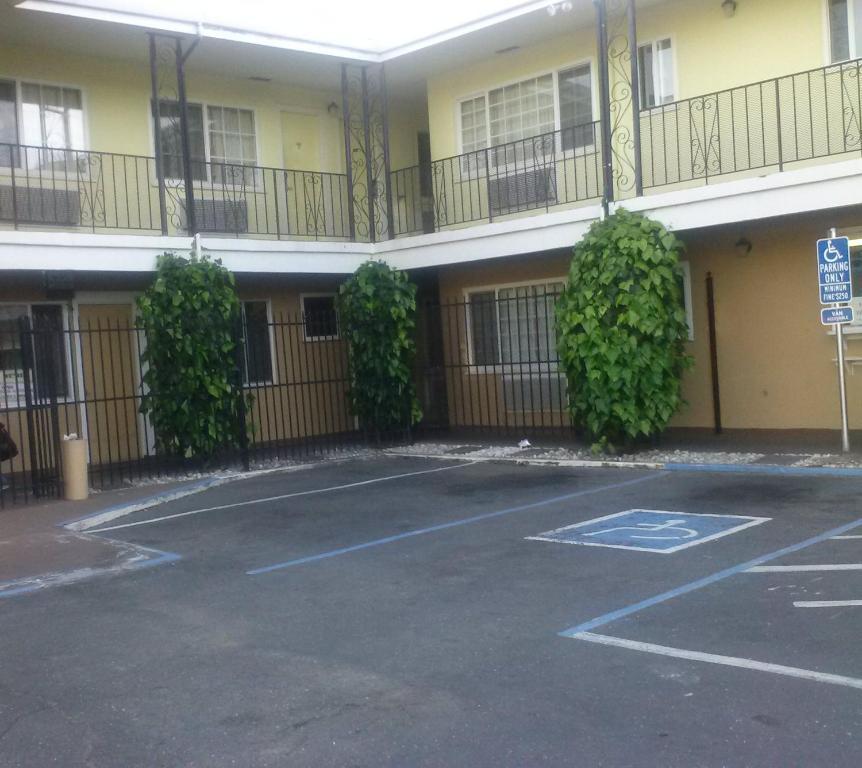 Stockton Travelers Motel Bagian luar foto