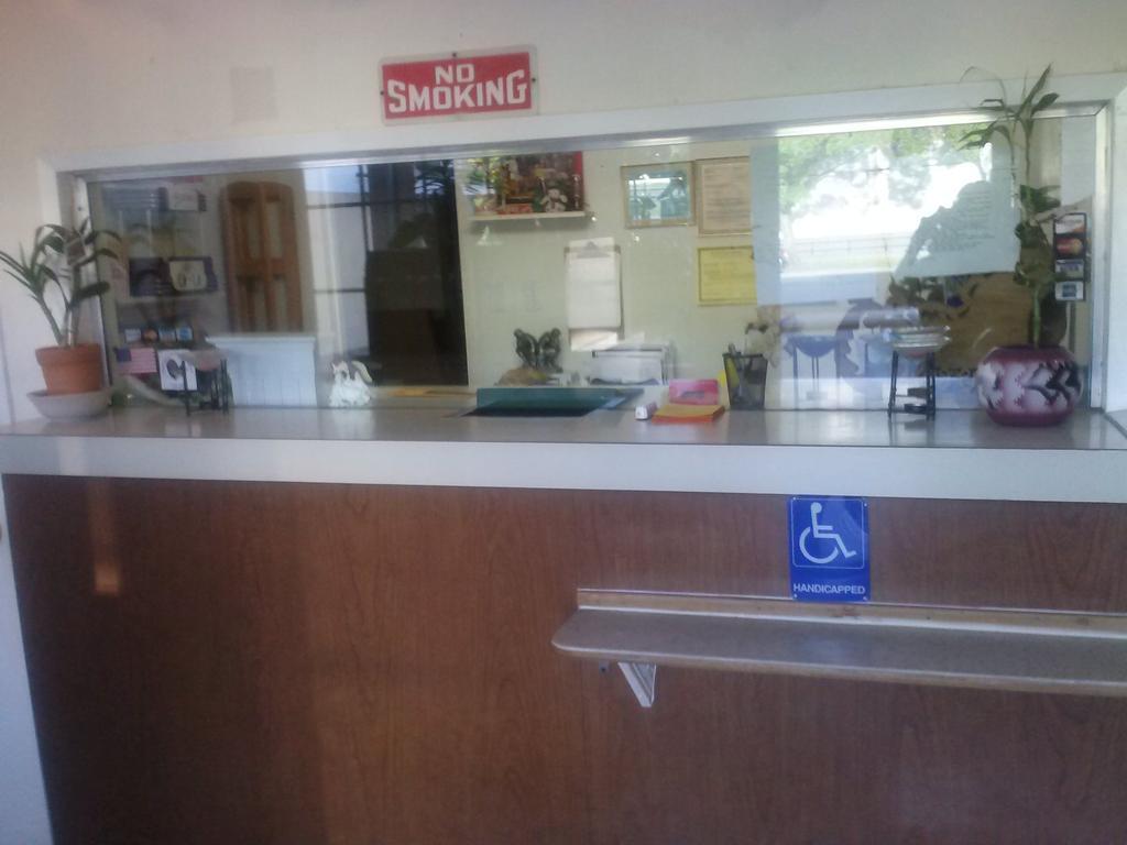 Stockton Travelers Motel Bagian luar foto
